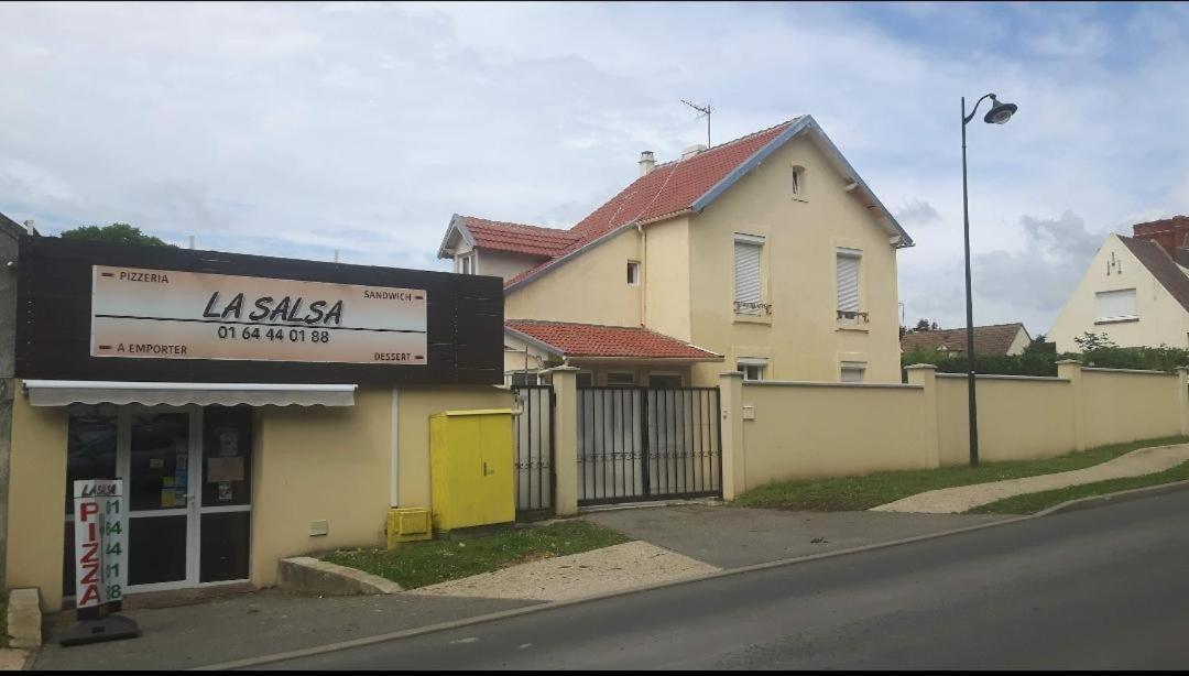 À 7 minutes de l'aéroport Charles De Gaulle Motel Thieux  Esterno foto